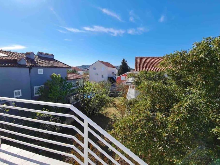 Prostorny Domov V Nejkrasnejsi Casti Chorvatska Apartman Vodice Kültér fotó